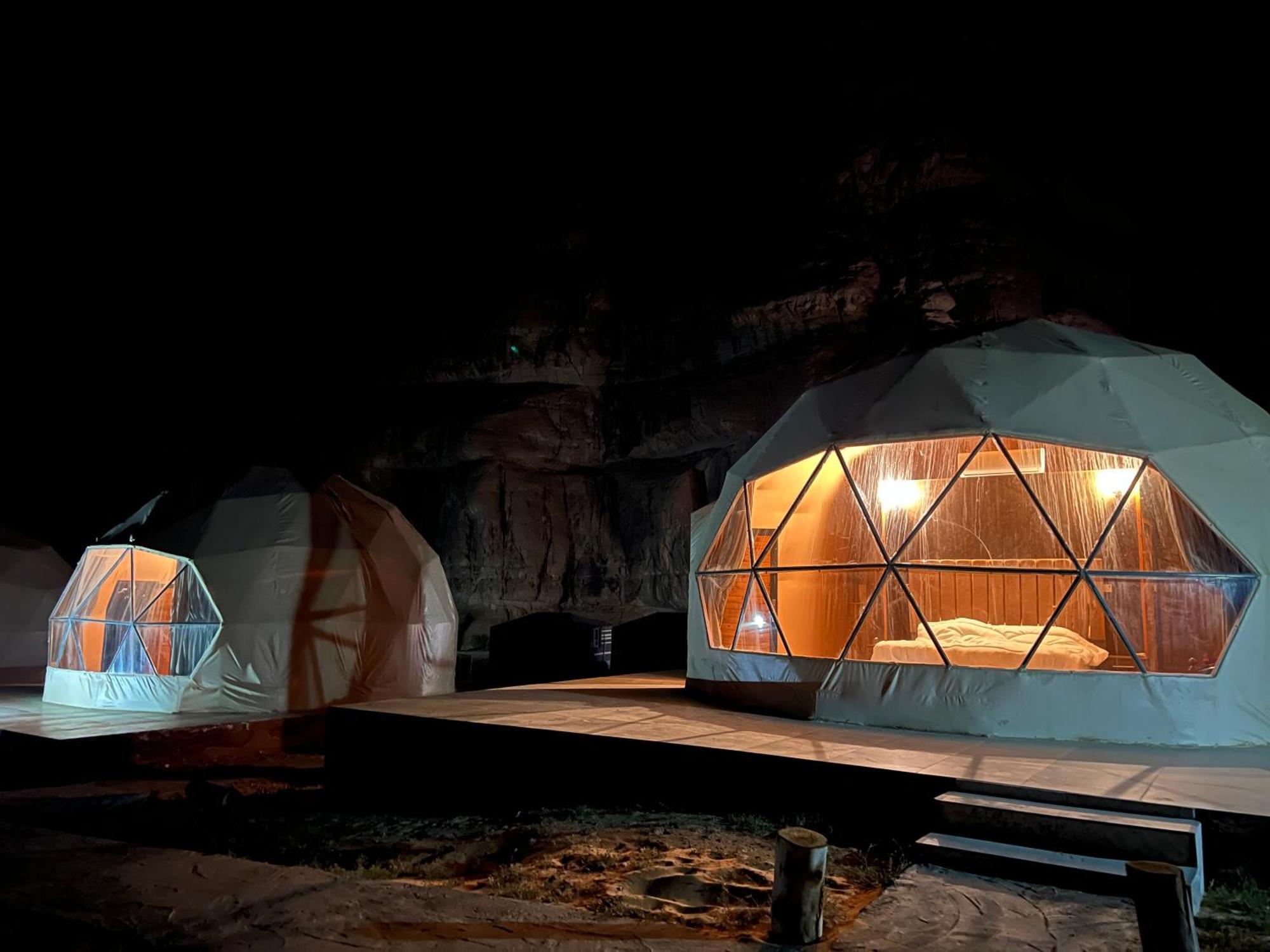 Scarlet Luxury Camp Wadi Rum Bagian luar foto